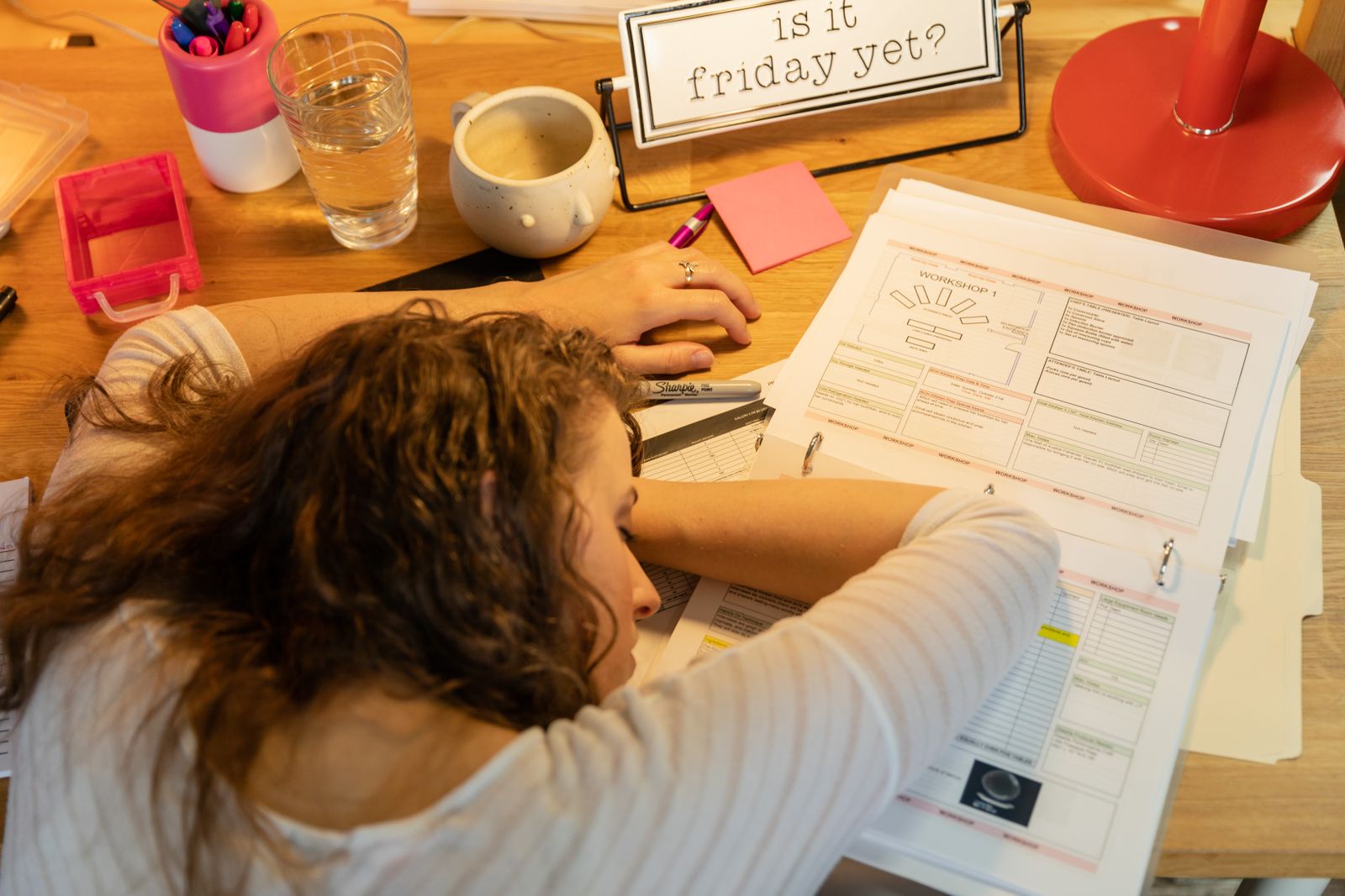 Le coup de barre : illustration du guide « Coup de fatigue à 15 h : que faire ? »